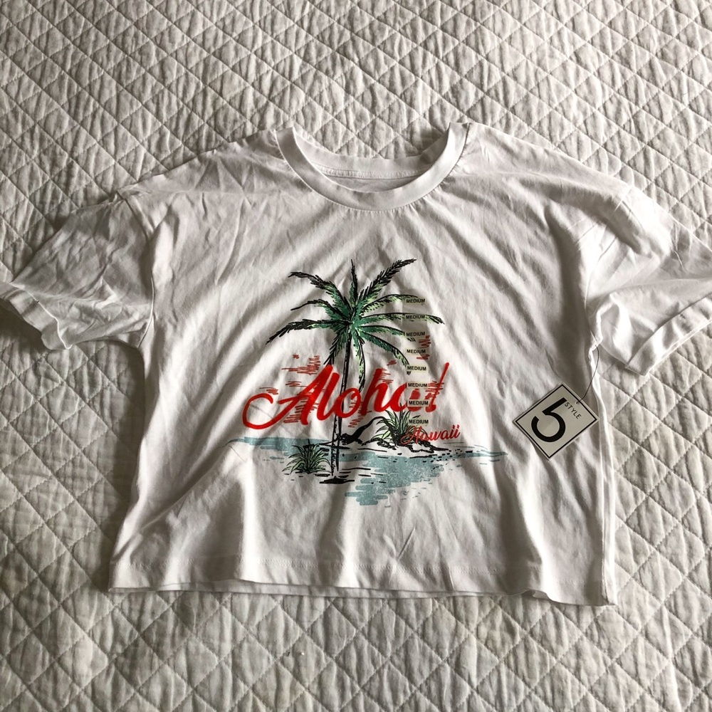 🦋 SOLD 🦋 Aloha cropped tee!